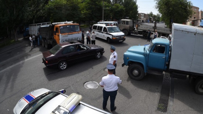 İrəvanda gərginlik artır: Silahlılar Sarkisyana ultimatum göndərdi